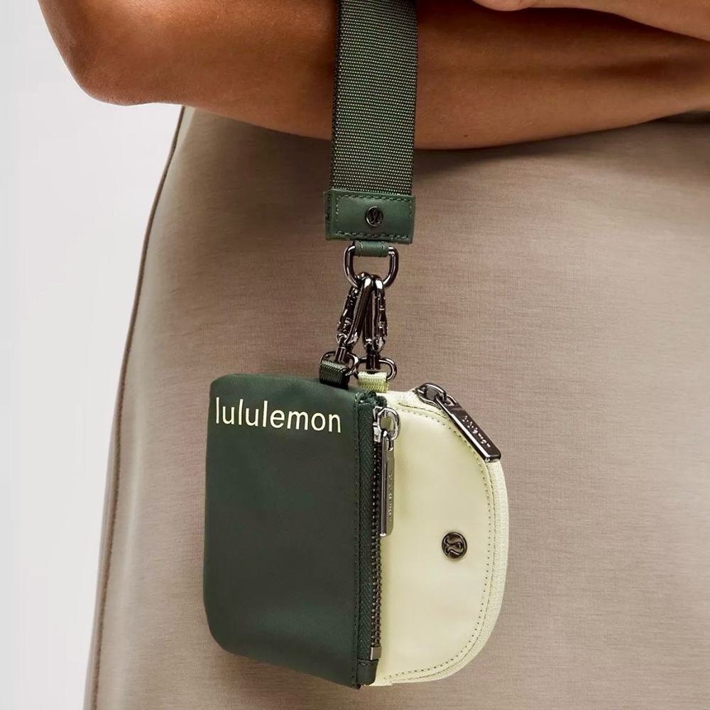 Lululemon Dual Pouch Wristlet (NWT)
Trending Colour Rainforest Green/Honeydew